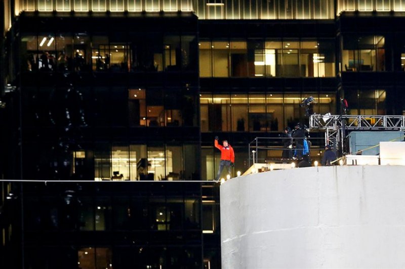 ABD'li cambaz nehrin üzerinden gözleri kapalı geçti