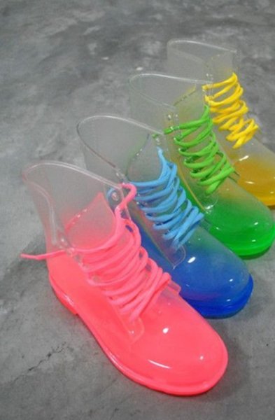 Modayı ayaklarınızla yakalamanızı sağlayacak trend: Şeffaf ayakkabılar