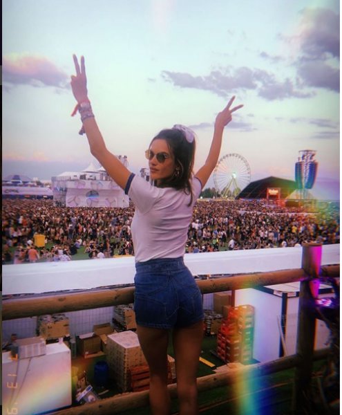 Ünlü model Alessandra Ambrosio büyüledi 