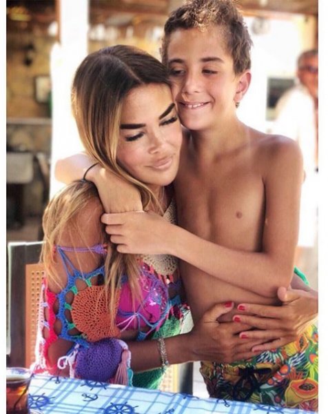 Özlem Yıldız Bodrum plajına damga vurdu 