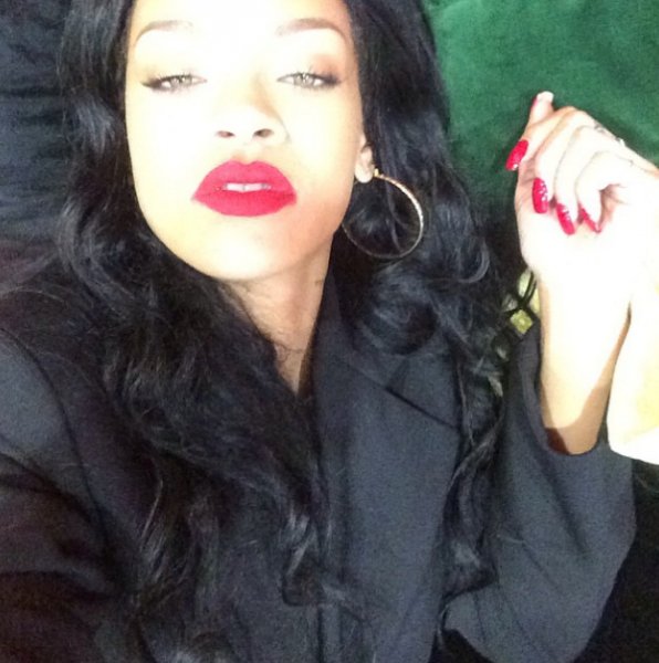 Rihanna köpekbalıklarıyla kamera karşısında geçti