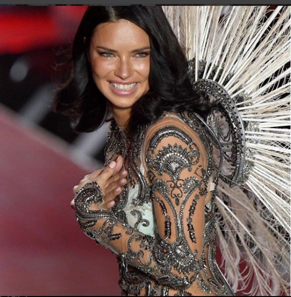 Adriana Lima gözyaşlarıyla veda etti