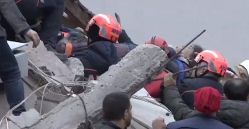 Kartal'da patlama sonrası 8 katlı bina çöktü