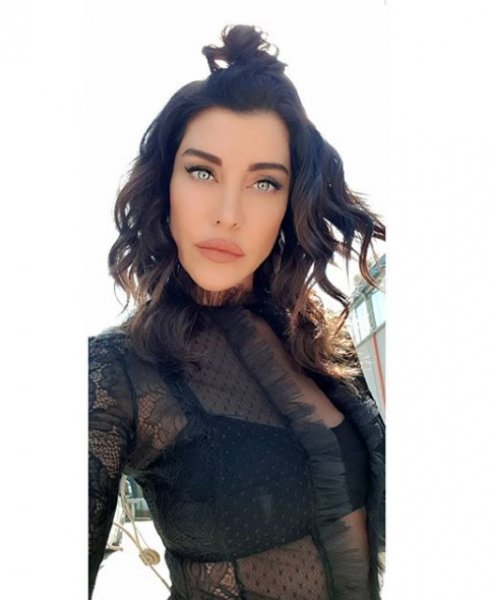 Deniz Akkaya 12 yıl aradan sonra yeniden podyumda