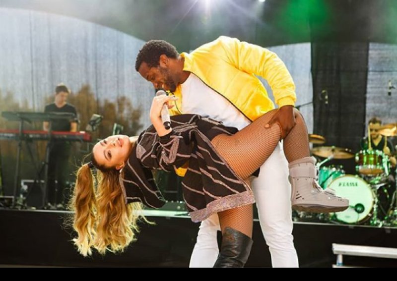 Almanya'da konser veren Hadise tek çizmeyle sahneye çıktı 