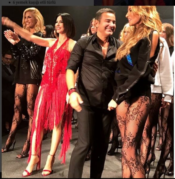 Defne Samyeli defilede şarkı söyledi