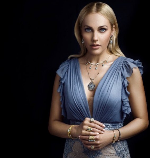 Meryem Uzerli dolgularını aldırıyor 