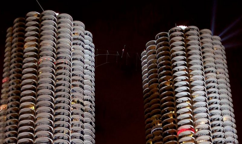 ABD'li cambaz nehrin üzerinden gözleri kapalı geçti