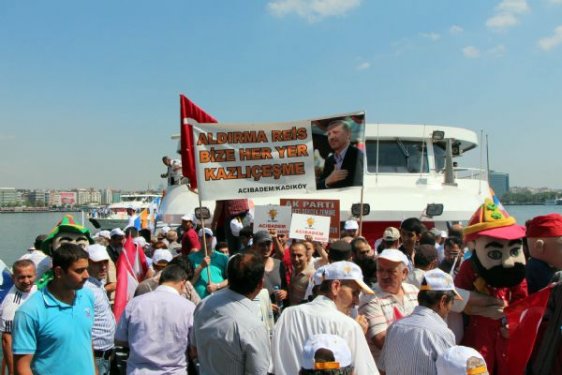 AK Partililer ile eylemcilerin slogan yarışı 