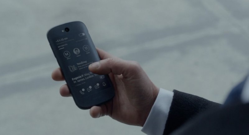 Rusya'da çift ekranlı YotaPhone 2 satışa çıktı