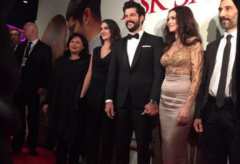 Fahriye ile Burak galaya el ele geldi