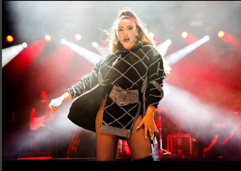 Almanya'da konser veren Hadise tek çizmeyle sahneye çıktı 