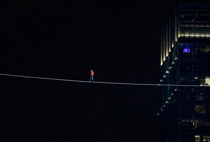 ABD'li cambaz nehrin üzerinden gözleri kapalı geçti