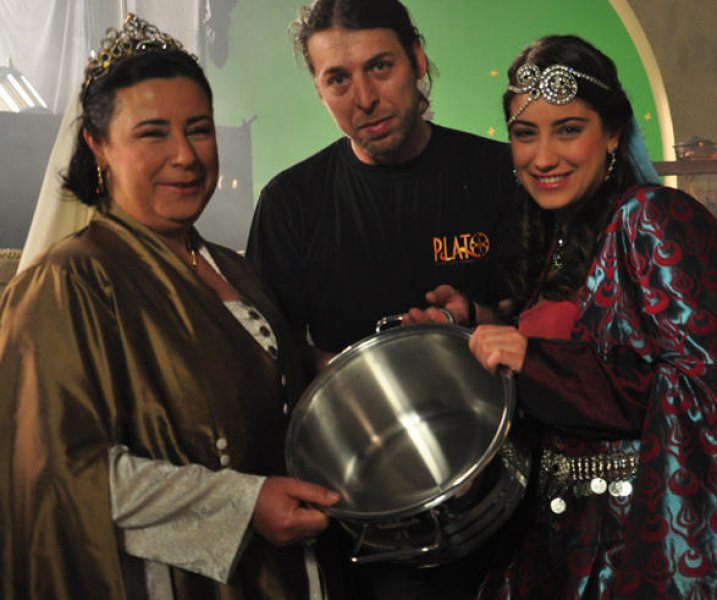 Hazal Kaya annesini yalnız bırakmadı 