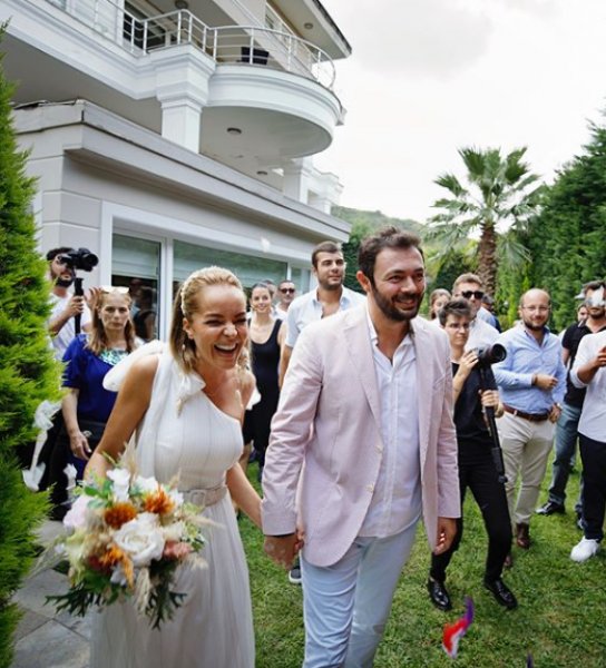 Bengü ve Selim Selimoğlu dünyaevine girdi 