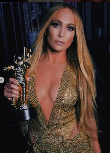 Jennifer Lopez'den cesur mayolu poz