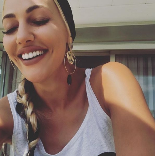 Meryem Uzerli dolgularını aldırıyor 