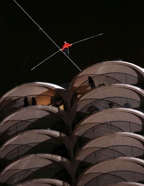 ABD'li cambaz nehrin üzerinden gözleri kapalı geçti