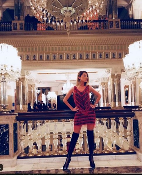 Defne Samyeli defilede şarkı söyledi