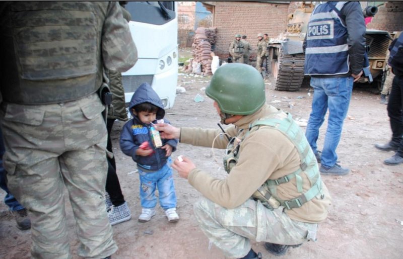 PKK okulları önce karargah yaptı sonra yaktı