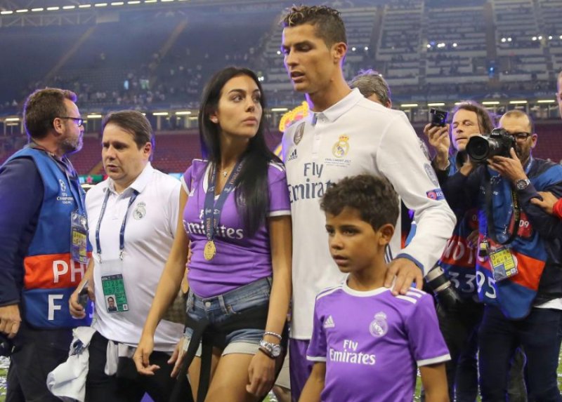 Ronaldo�nun kız arkadaşının hamile göbeği büyüyor