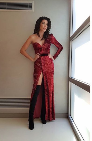 Deniz Akkaya'nın mayolu fotoğrafları hayranlarının beğenisi aldı 