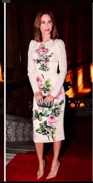 Defne Samyeli defilede şarkı söyledi