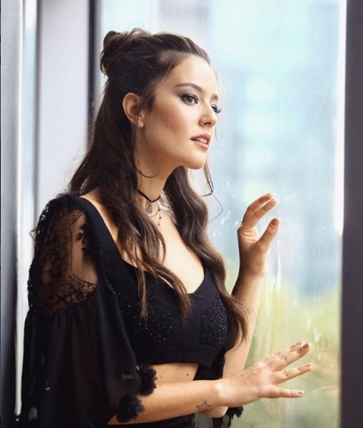 Oyuncu Pelin Akil 3 aylık  hamile 