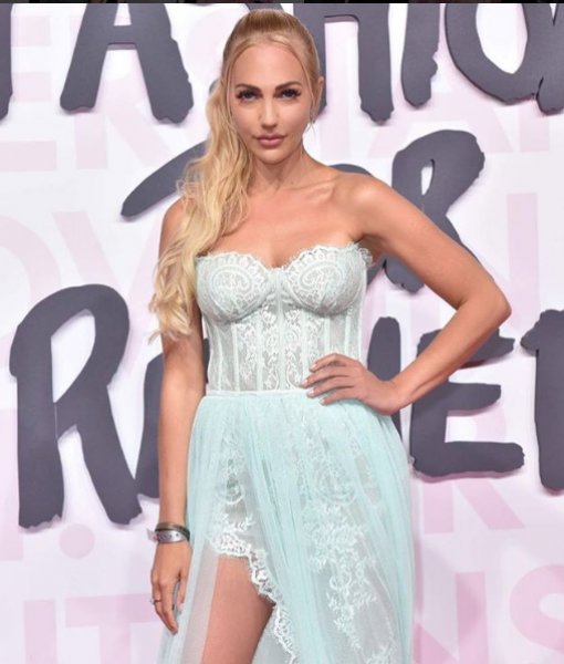 Meryem Uzerli dolgularını aldırıyor 