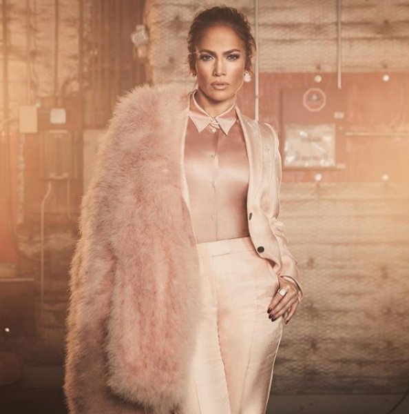 Jennifer Lopez'den ilginç kostüm