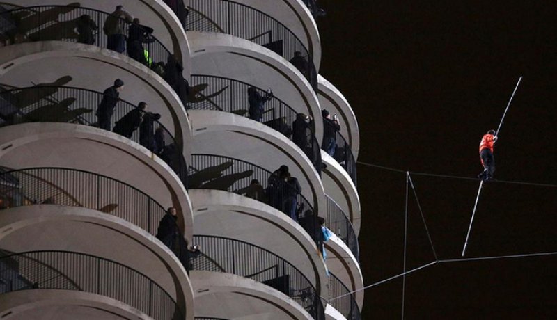 ABD'li cambaz nehrin üzerinden gözleri kapalı geçti