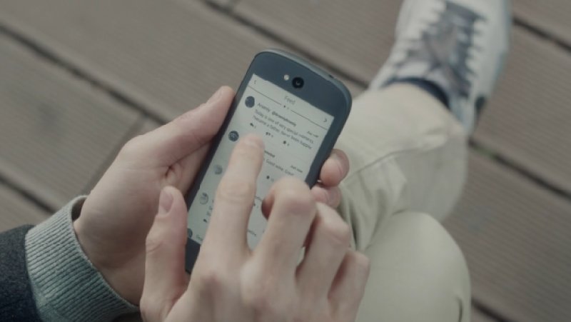 Rusya'da çift ekranlı YotaPhone 2 satışa çıktı