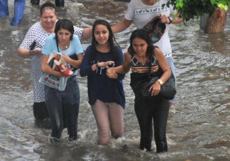 Adana'da sağanak yağış 