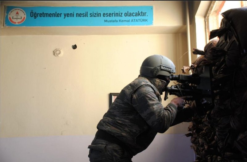 PKK okulları önce karargah yaptı sonra yaktı