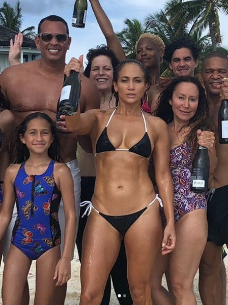 Jennifer Lopez'den cesur mayolu poz