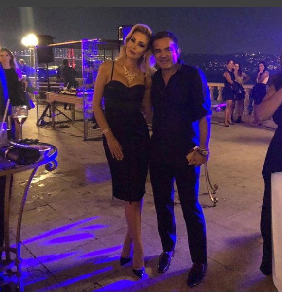 Defne Samyeli defilede şarkı söyledi