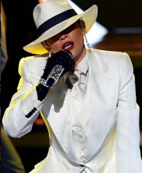 Jennifer Lopez'den ilginç kostüm