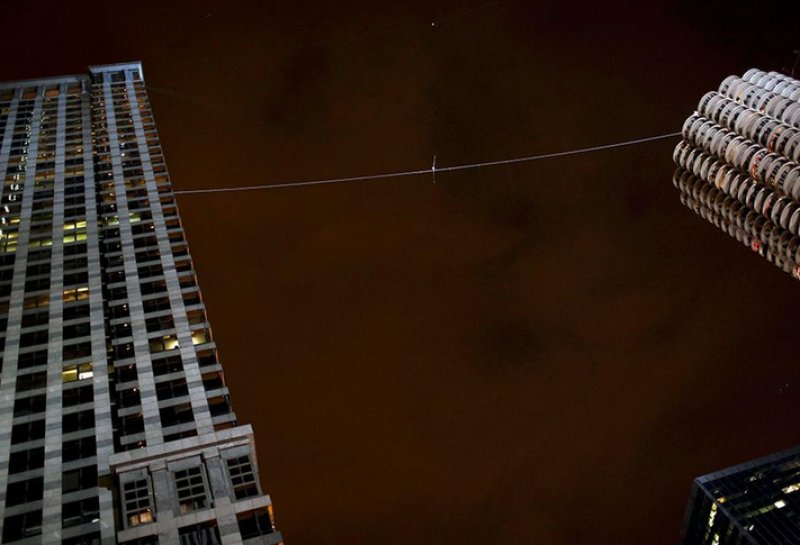 ABD'li cambaz nehrin üzerinden gözleri kapalı geçti