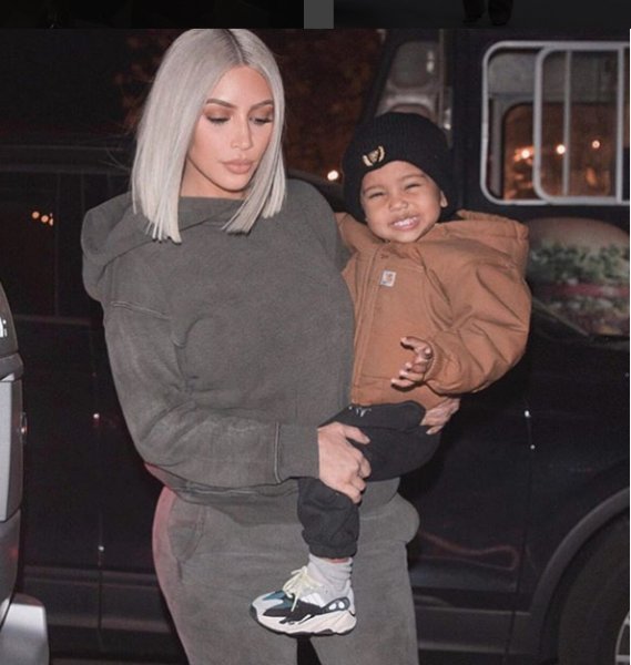 Kim Kardashian çocuklarının fotoğrafını paylaştı 