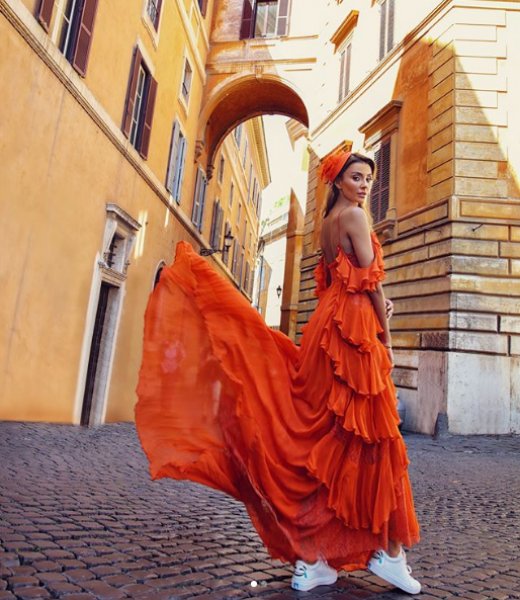 Özge Ulusoy hayranlarını büyüledi 