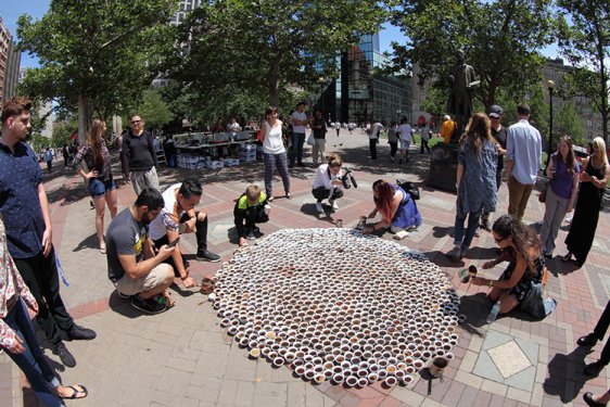 Srebrenitsa Katliamı'nın kurbanları kahveyle anılıyor