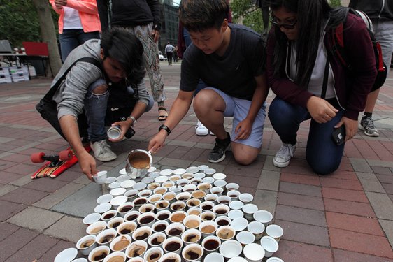Srebrenitsa Katliamı'nın kurbanları kahveyle anılıyor