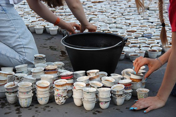 Srebrenitsa Katliamı'nın kurbanları kahveyle anılıyor