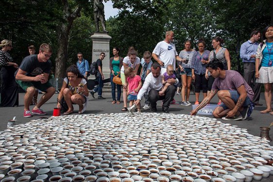 Srebrenitsa Katliamı'nın kurbanları kahveyle anılıyor