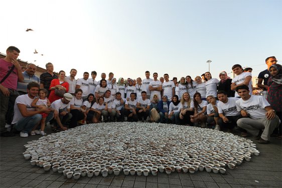 Srebrenitsa Katliamı'nın kurbanları kahveyle anılıyor