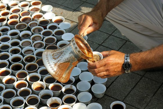 Srebrenitsa Katliamı'nın kurbanları kahveyle anılıyor