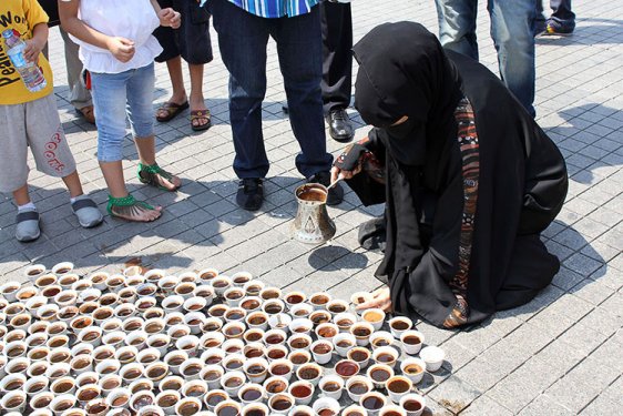 Srebrenitsa Katliamı'nın kurbanları kahveyle anılıyor