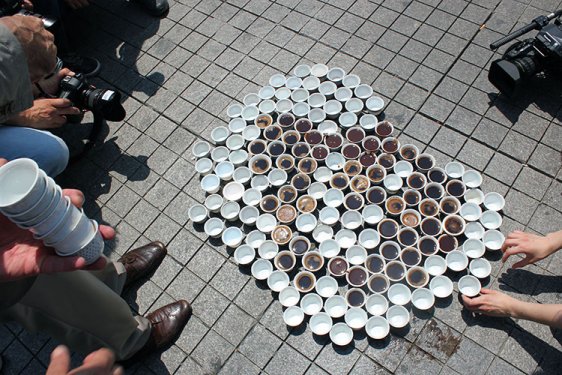 Srebrenitsa Katliamı'nın kurbanları kahveyle anılıyor