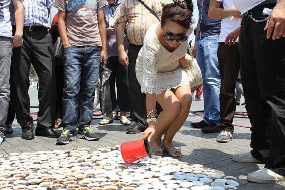 Srebrenitsa Katliamı'nın kurbanları kahveyle anılıyor
