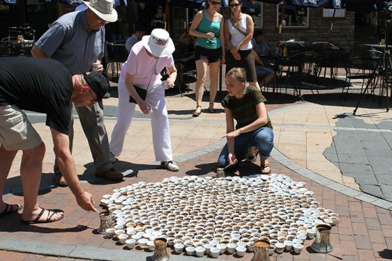 Srebrenitsa Katliamı'nın kurbanları kahveyle anılıyor